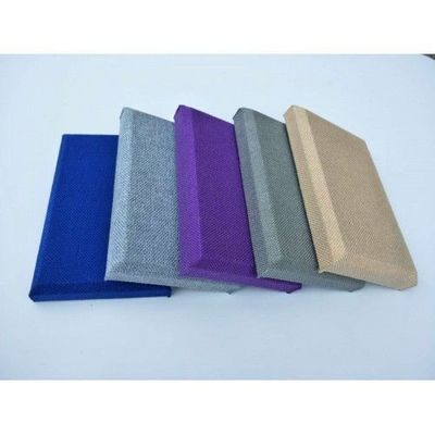 Tabuleiro de tecto de fibra de vidro revestido por pulverização para absorção sonora e controlo acústico