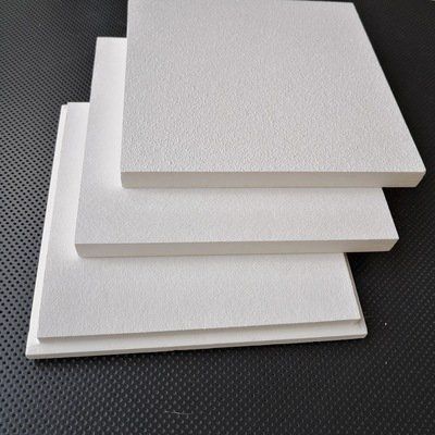 Tabuleiro de tecto de fibra de vidro revestido por pulverização para absorção sonora e controlo acústico