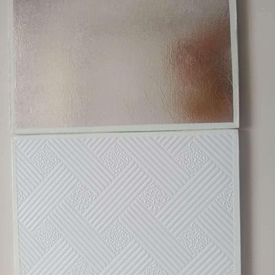 Melhoria das paredes e do teto dos hotéis azulejos acústicos de gesso de PVC 7mm-15mm espessura