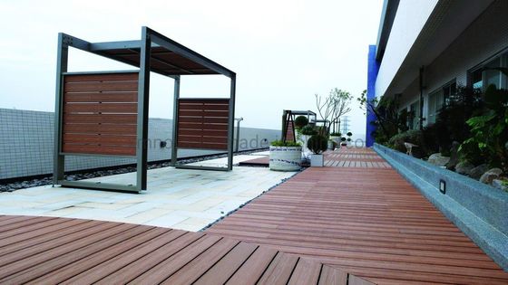 Padrão de grãos de madeira marrom reciclado WPC impermeável piso de piso para desempenho