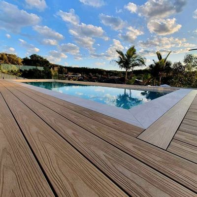 Madeira plástico composto WPC vedação e pergola pilar decorativo superfície marrom acabado