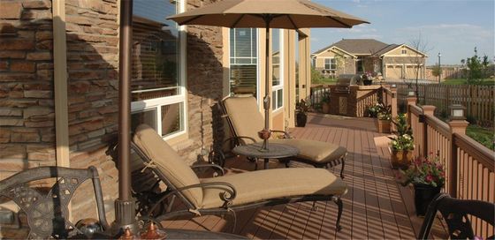 Deck externo WPC impermeável / piso verde HS145*22 para ambiente externo