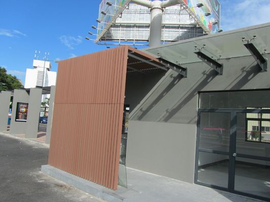 Cercas de piso de WPC à prova d'água com padrão de grãos de madeira e design de superfície escovada