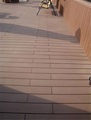Taxa de Absorção de Água 2,5% Decking sintético WPC personalizado para pavimentos de engenharia