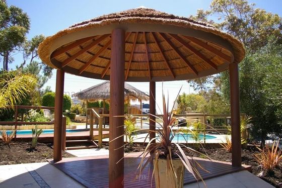 Decoração de jardim africano Componente de material de PVC tijolo vermelho resistente ao fogo telha de palha