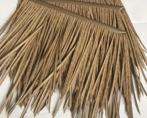 Telhado de plástico à prova de fogo de palha artificial personalizado para áreas exteriores resistentes ao fogo