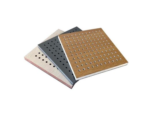 Painéis acústicos de madeira perfurados 600*600 Absorção sonora Material decorativo para edifícios