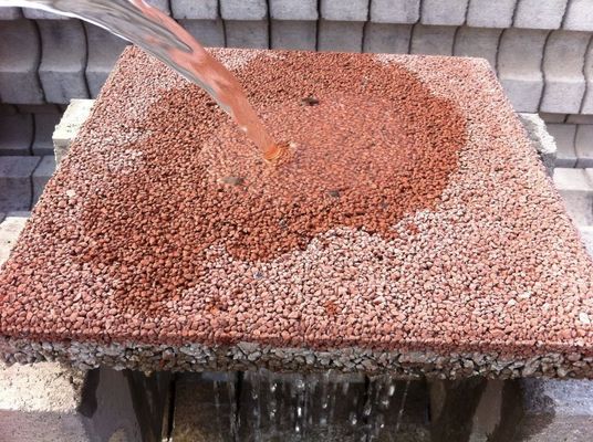 Pedra de forma de laje tijolo permeável à água para entradas e passagens vermelho/amarelo em design