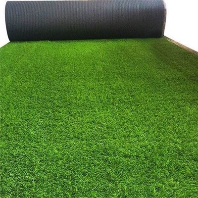 Carpete verde sintético de forma de fio curvado de classe internacional para interiores e exteriores