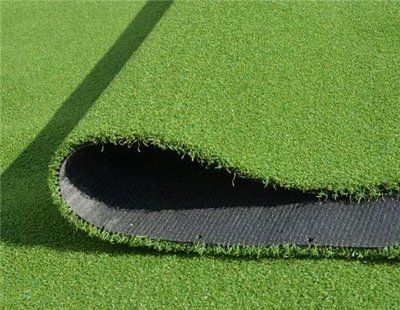 Carpete verde sintético de forma de fio curvado de classe internacional para interiores e exteriores