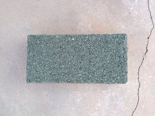 Pedra de forma de laje tijolo permeável à água para entradas e passagens vermelho/amarelo em design