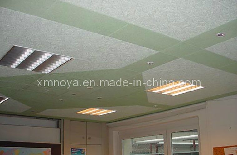 Placa de cimento de lã de madeira para revestimento de superfícies, para isolamento sonoro acústico e decorativo de tectos