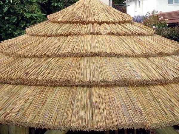 Decoração de jardim africano Componente de material de PVC tijolo vermelho resistente ao fogo telha de palha